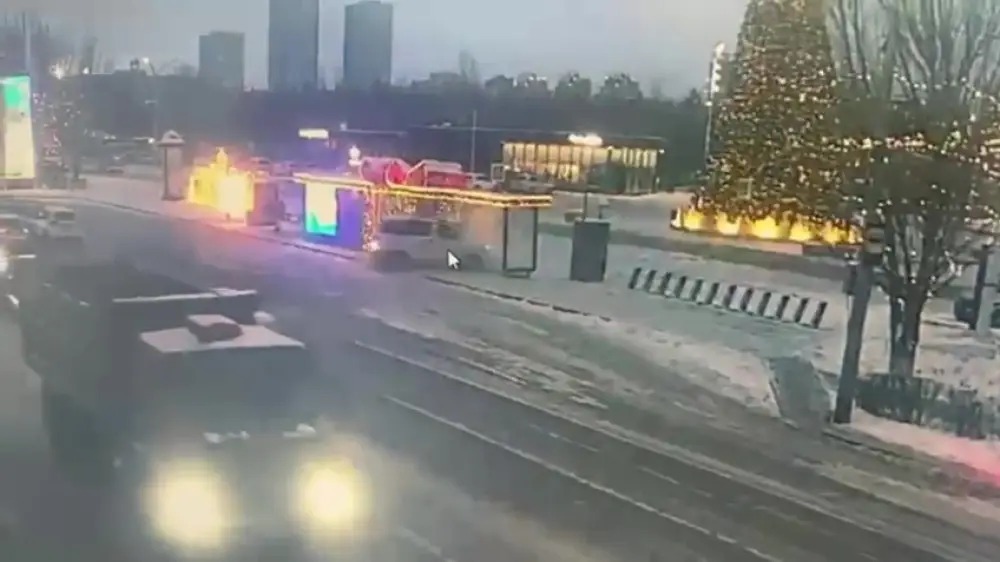 Астанада жеңіл көлік автобус аялдамасына соғылды