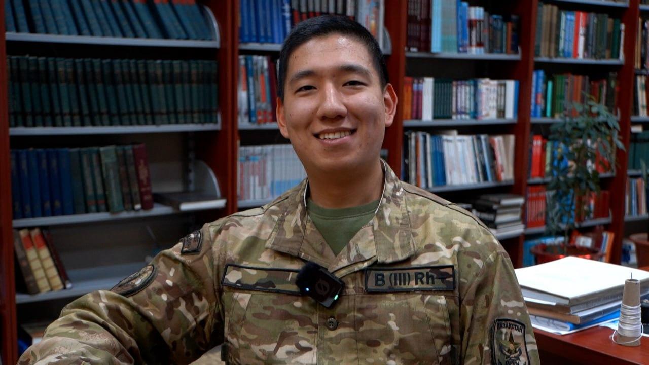 Қатардағы жауынгер 5 тілде еркін сөйлейді