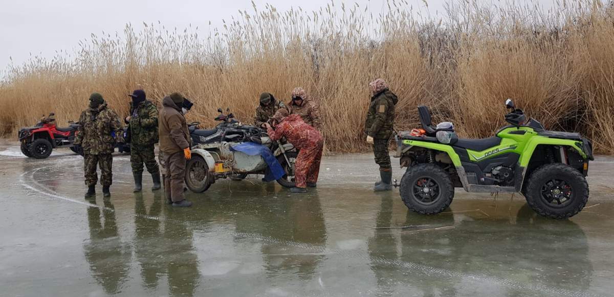 Атырауда балық қорғау инспекторлары квадроциклмен Жайыққа түсіп кетті