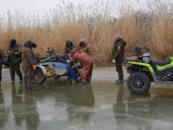 Атырауда балық қорғау инспекторлары квадроциклмен Жайыққа түсіп кетті