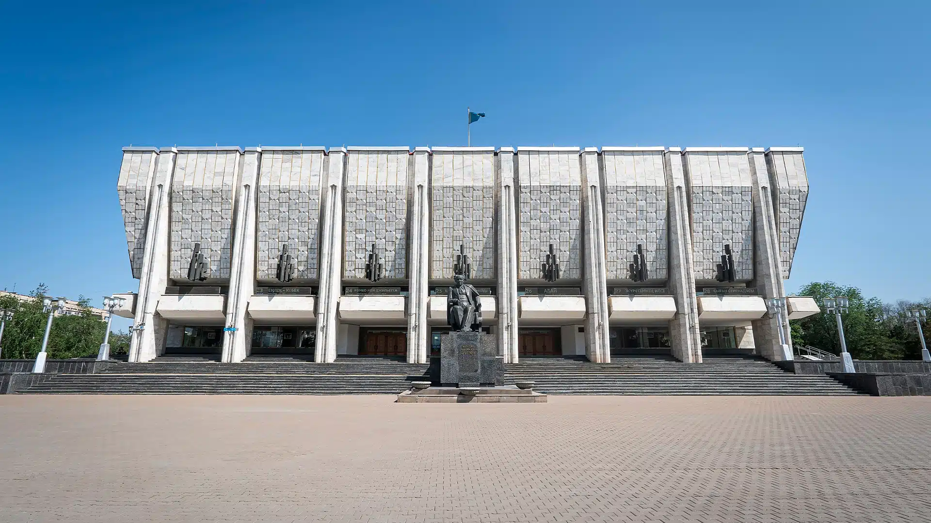 Әуезов театрындағы қайта жаңғырту жұмыстары тоқтап қалды ма?