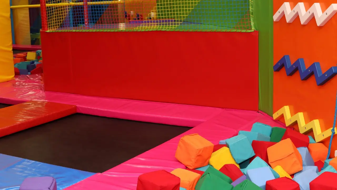 Ақтөбеде батут паркінде секірген бала мүгедек болып қалды