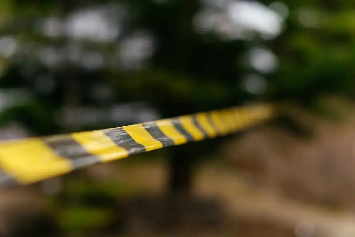 Шымкентте көпқабатты үйдің алдынан жас қыздың мәйіті табылды