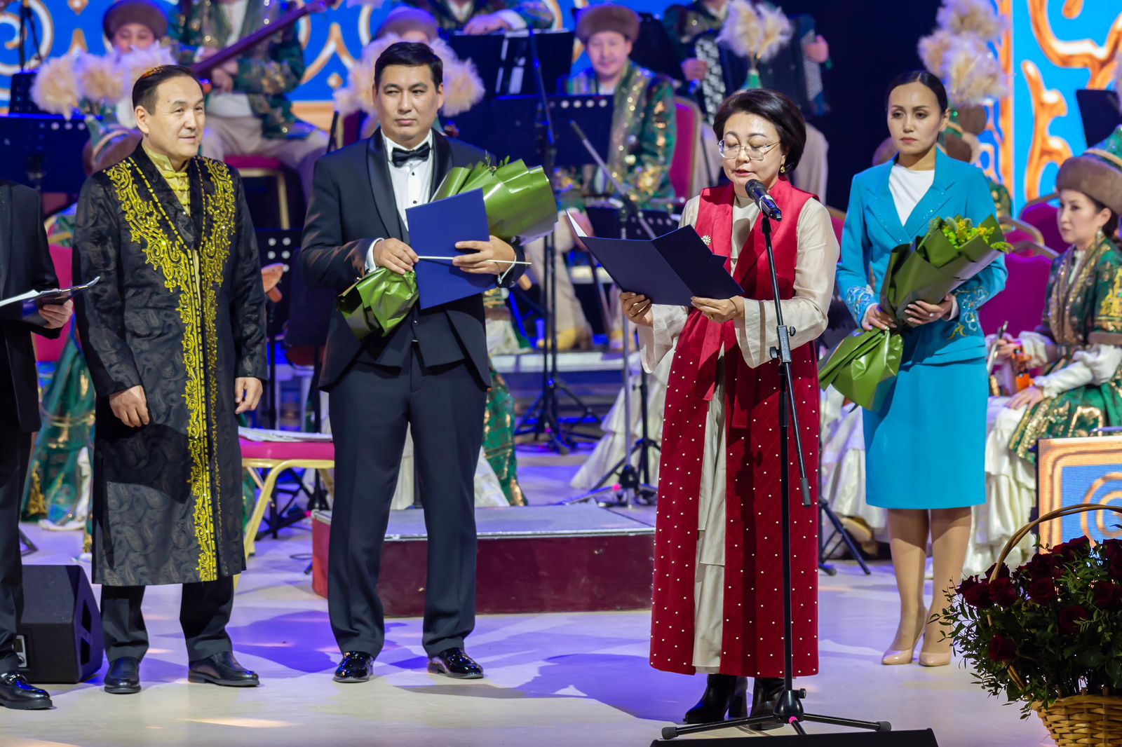 Күй күмбірлеп, ән әуеледі