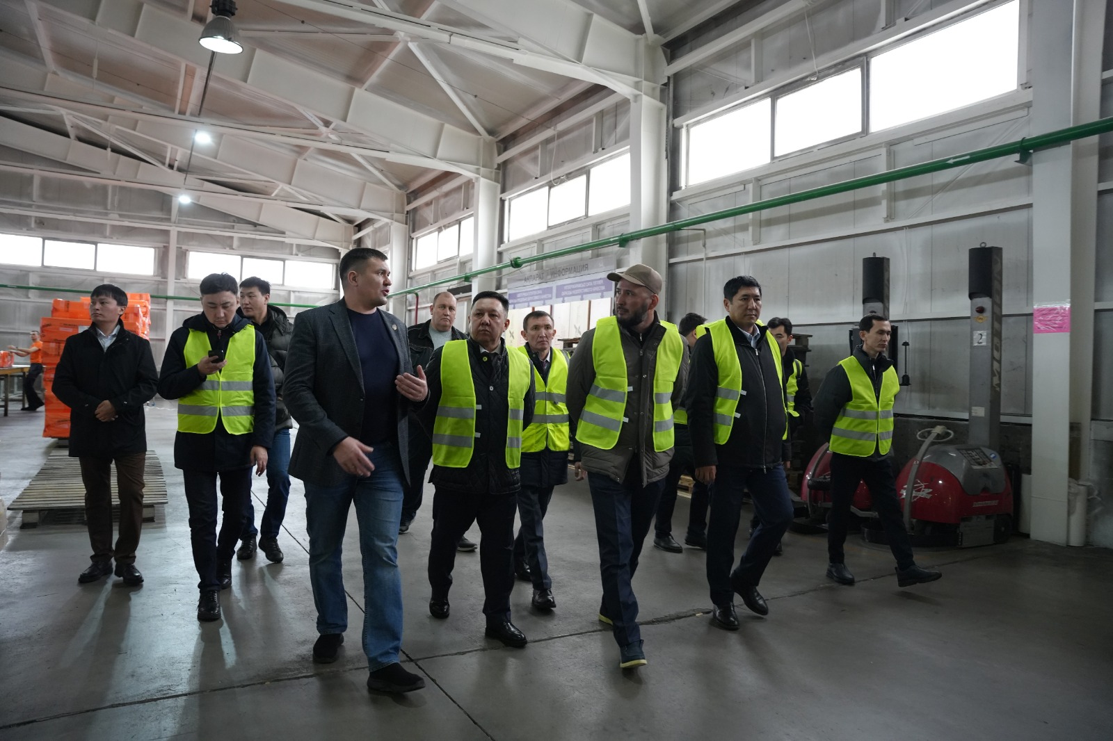 Депутат Алматы облысының кәсіпкерлерімен импортты алмастыру мәселесін талқылады