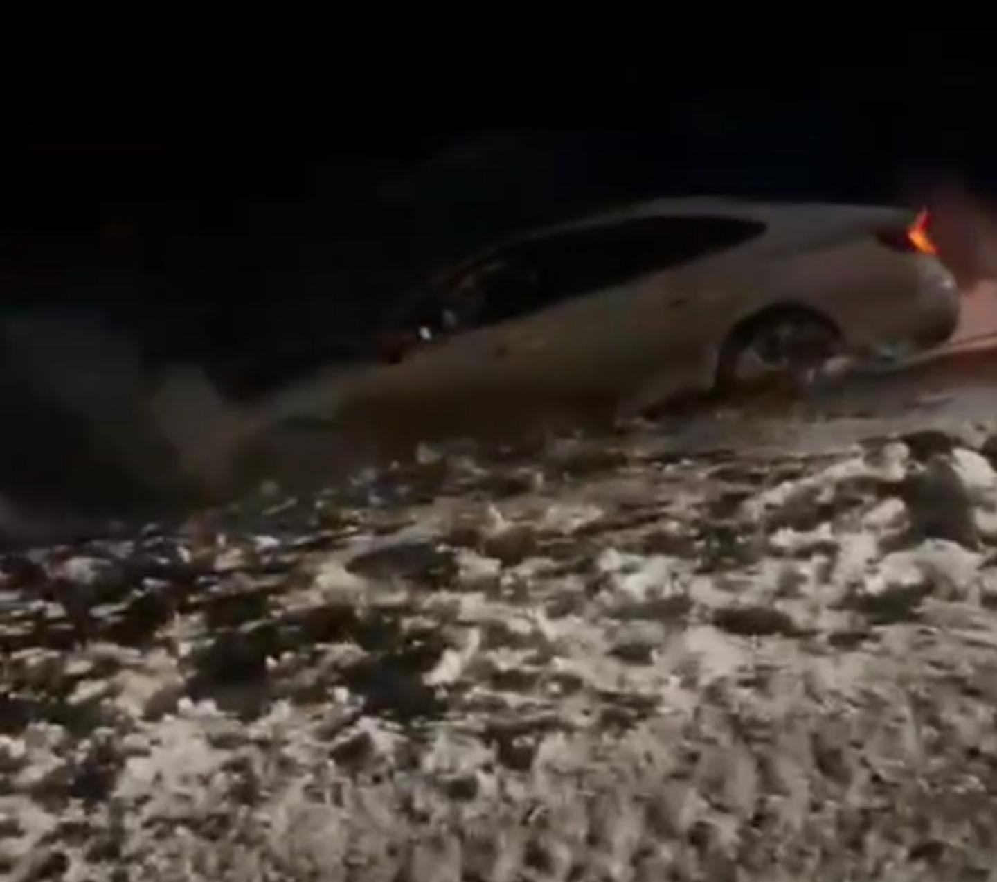 Ұландықтар жол жиегіне шығып кеткен жүргізушіге көмек көрсетті