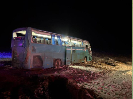 Маңғыстау облысында 50 жолаушысы бар автобус аударылып, төрт адам қаза тапты