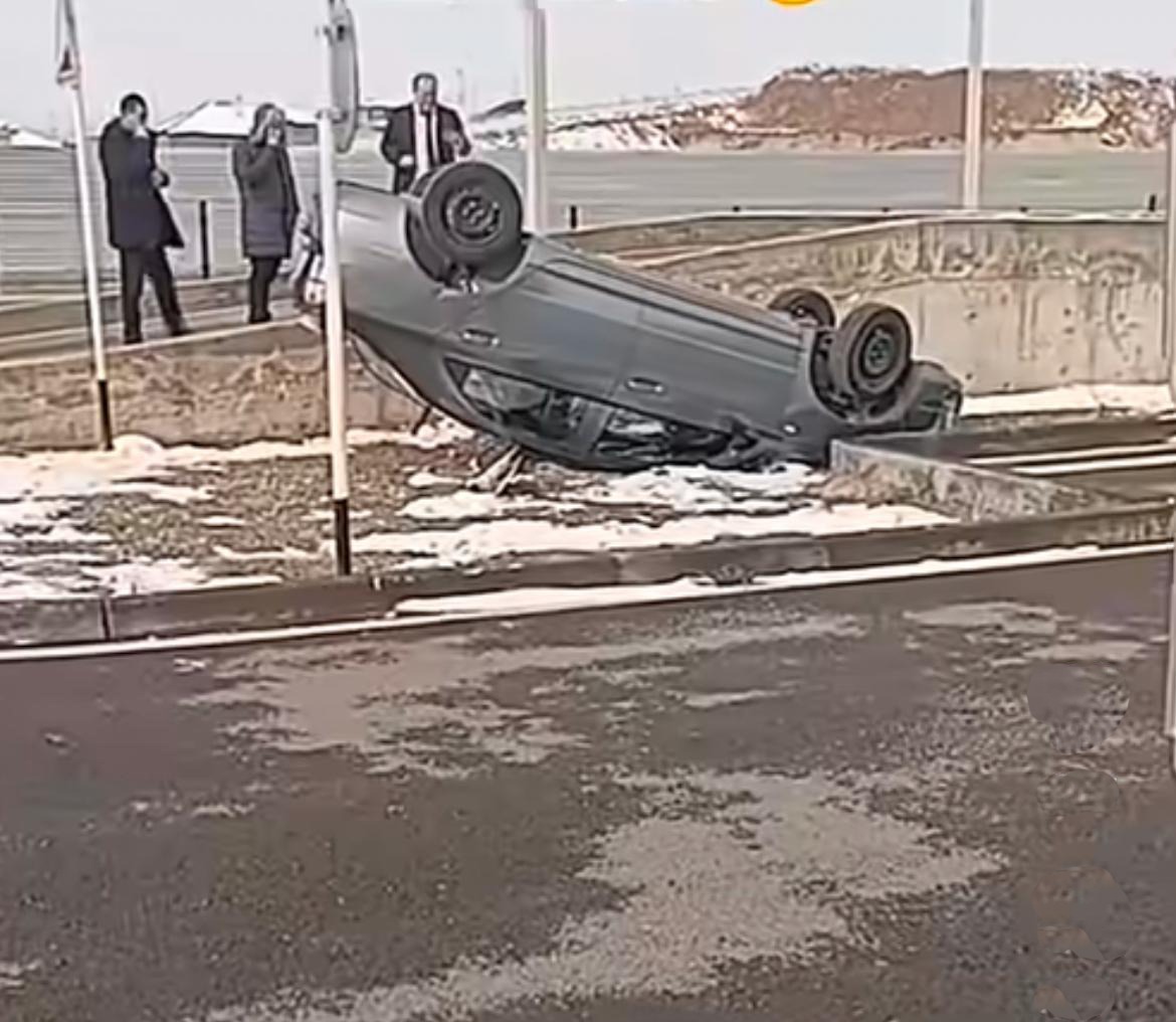 Шымкентте жүргізуші куәлігін алуға келген адам көлікті аударып алды