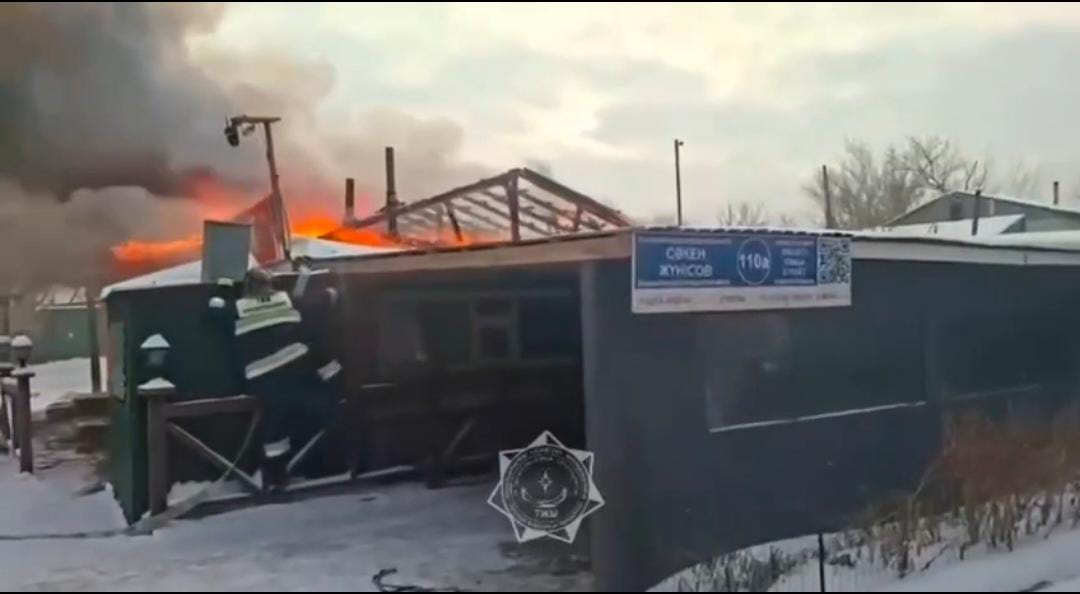 Астанада ғимарат шатыры өртенді: Зардап шеккендер жоқ