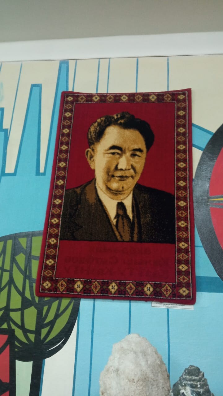 Музей төріндегі тоқыма портрет