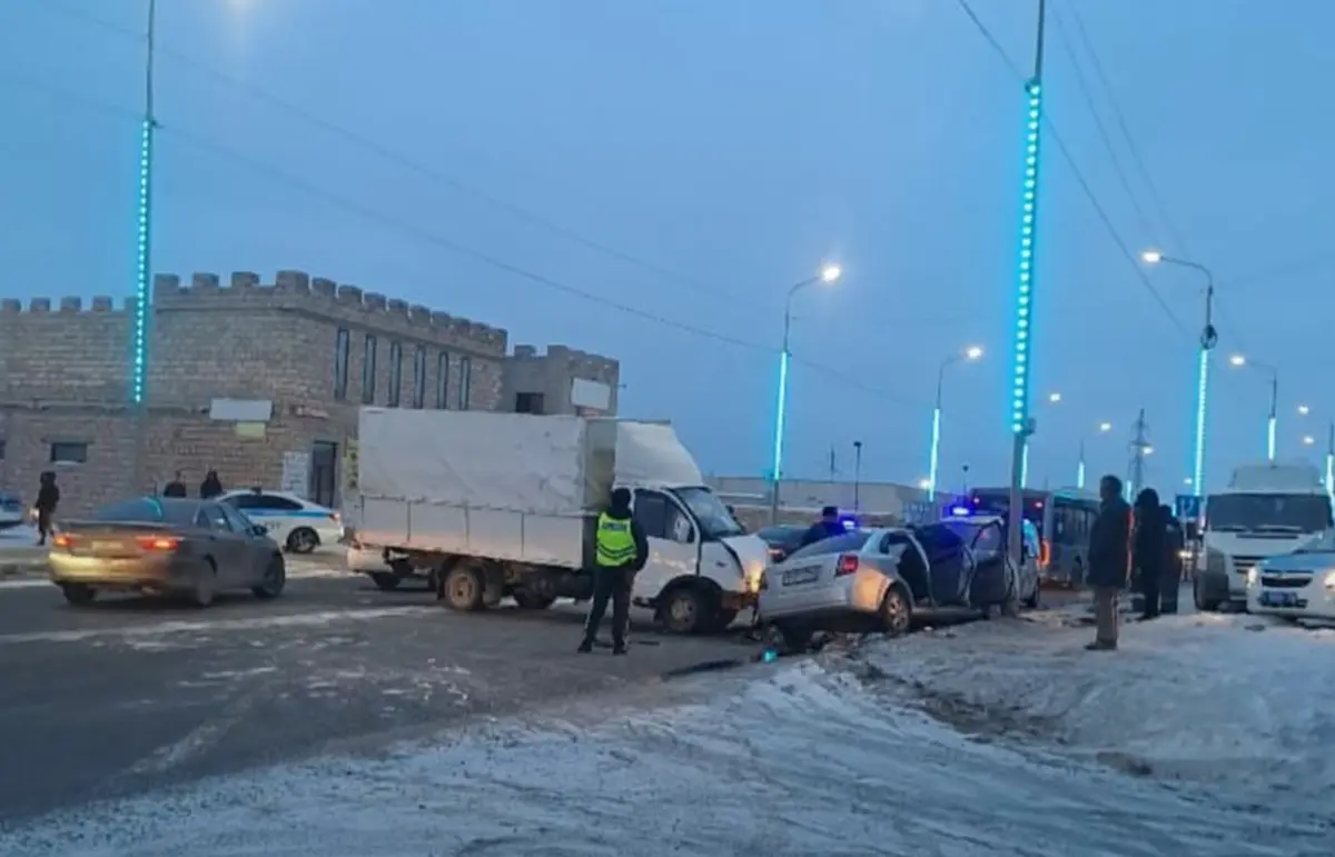 Маңғыстауда үш көлік соқтығысты: Бір адам ауруханаға жеткізілді