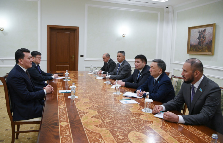 Мәжілістегі фракция жетекшілерімен кездесті