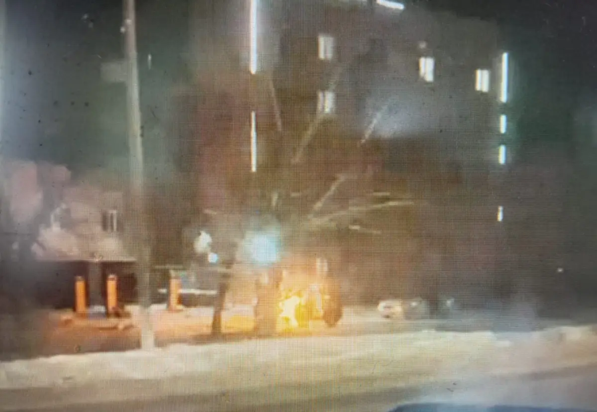 Семейде ер адам полицияның қызметтік көліктерін өртеп жіберді