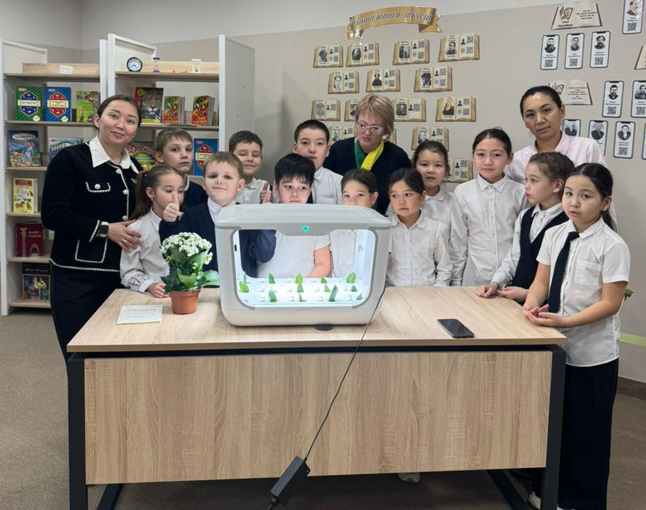 Мектеп оқушылары жылыжайда зерттеу жүргізеді  