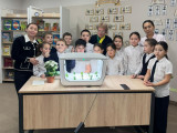 Мектеп оқушылары жылыжайда зерттеу жүргізеді  