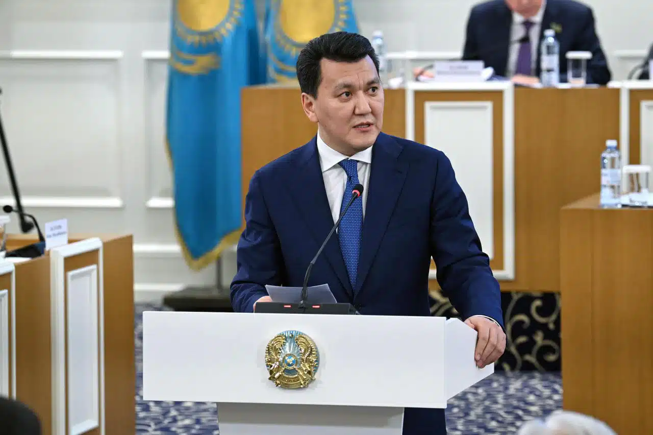 Ерлан Қарин: Қолданыстағы Ата заңның көптеген тұстарын бірнеше рет қайталап оқысаңыз да, түсінбейсіз