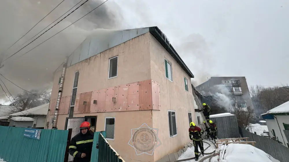 Астанада екі қабатты ғимараттың шатыры жанып жатыр