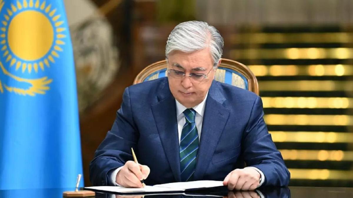 Мемлекет басшысы Қазақстан президенті баспасөз қызметінің бұрынғы басшысын марапаттады
