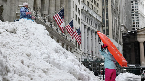 Нью-Йорк қалың қардың құрсауында қалды