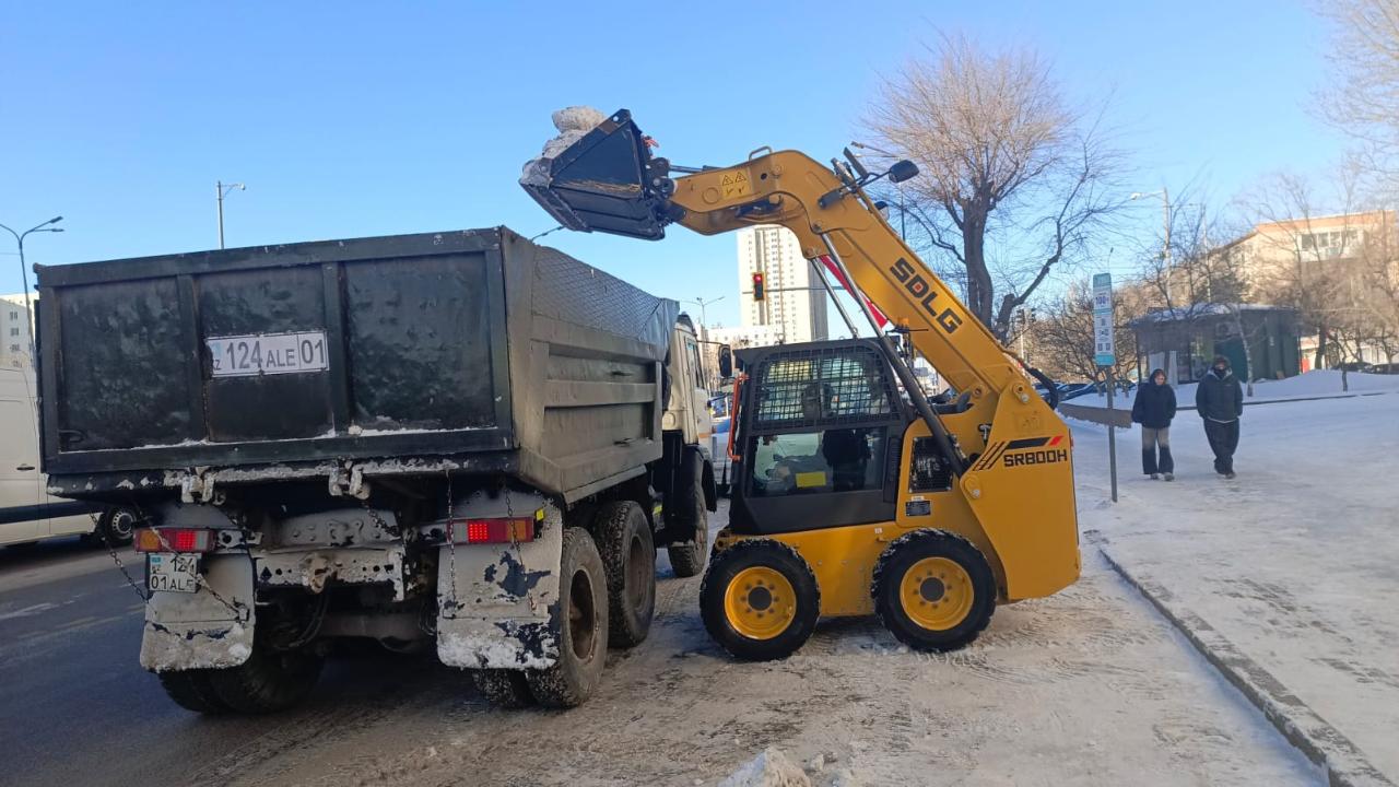 Астанадан бір түнде 53 мың текше метр қар мен мұз шығарылды