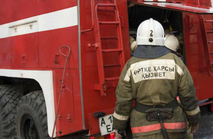 Астанада бір қабатты автосервистің ғимаратынан өрт шықты