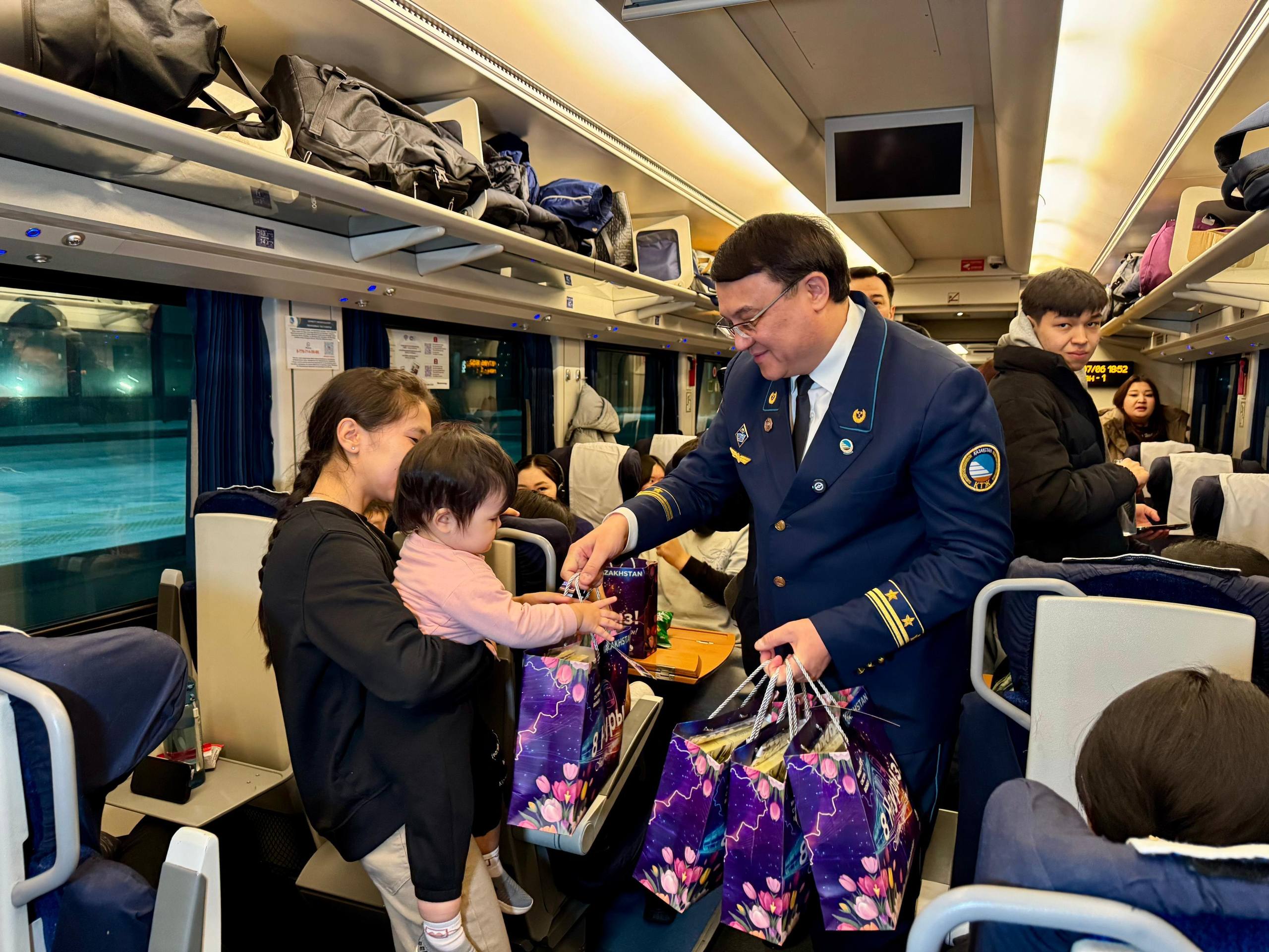 8 наурыз қарсаңында пойыздағы әйелдерге сыйлықтар таратылды