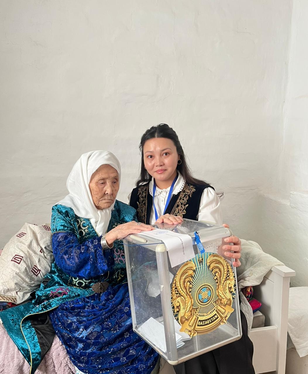Атырау облысында 100 жастағы тыл ардагері үйінде дауыс берді