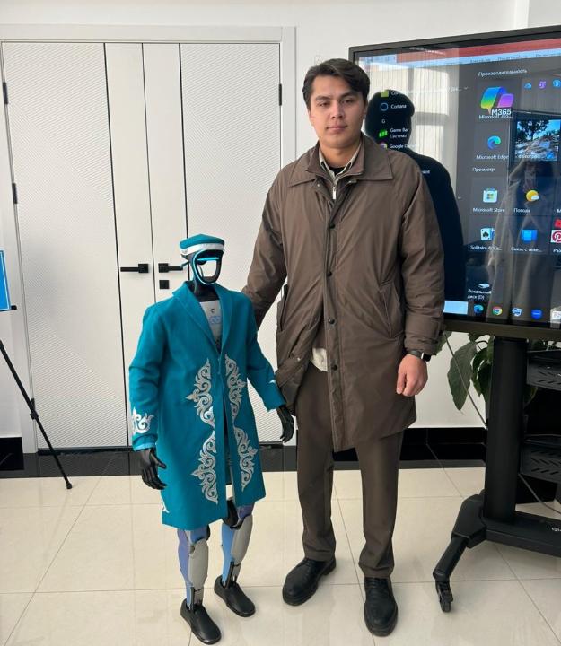 Алматы облысының тұрғыны референдум учаскесіне ұлттық киім киген роботпен келді