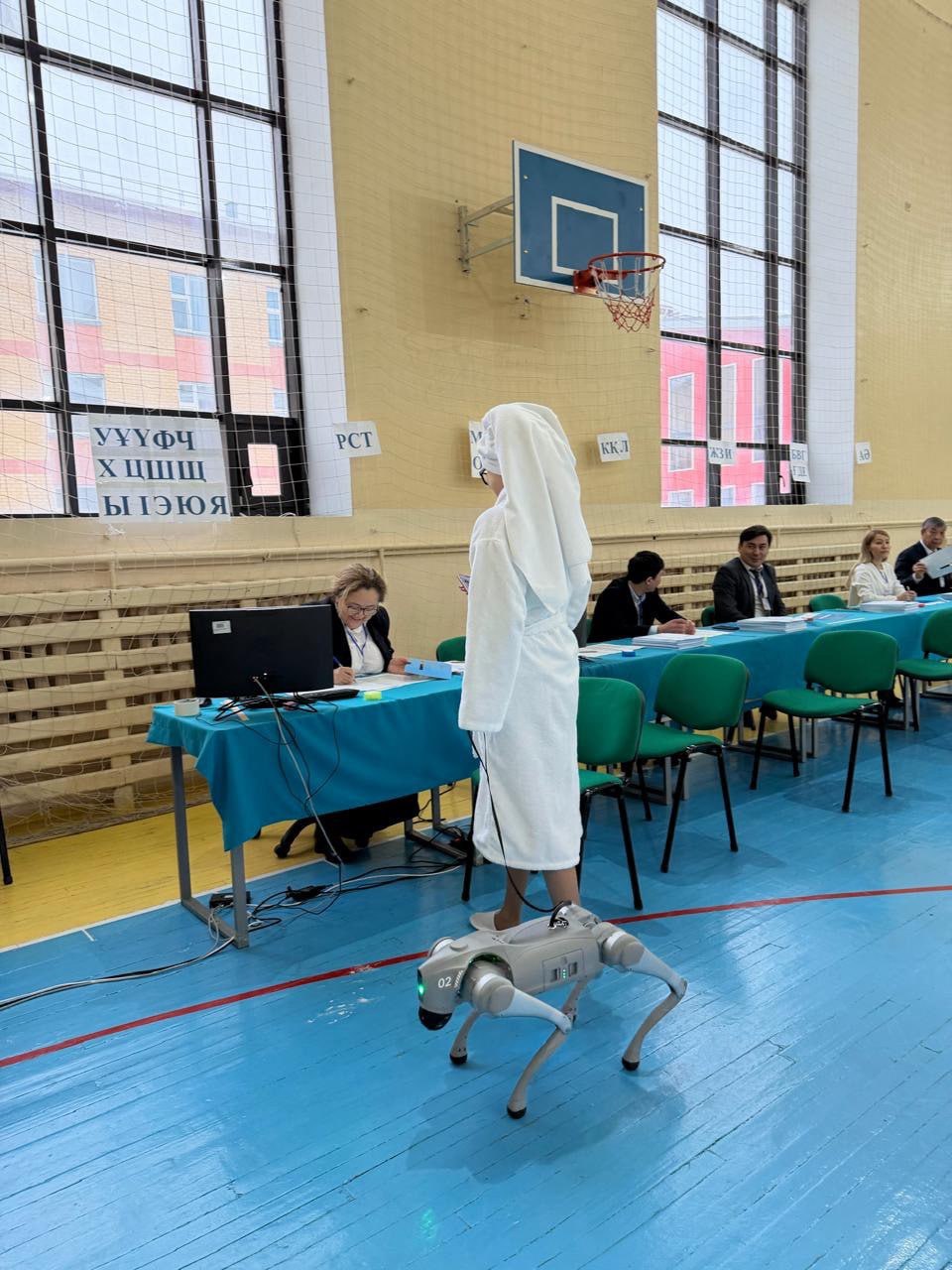 Астанада референдум учаскесіне робот-итпен келген қыз жұрт назарын аударды