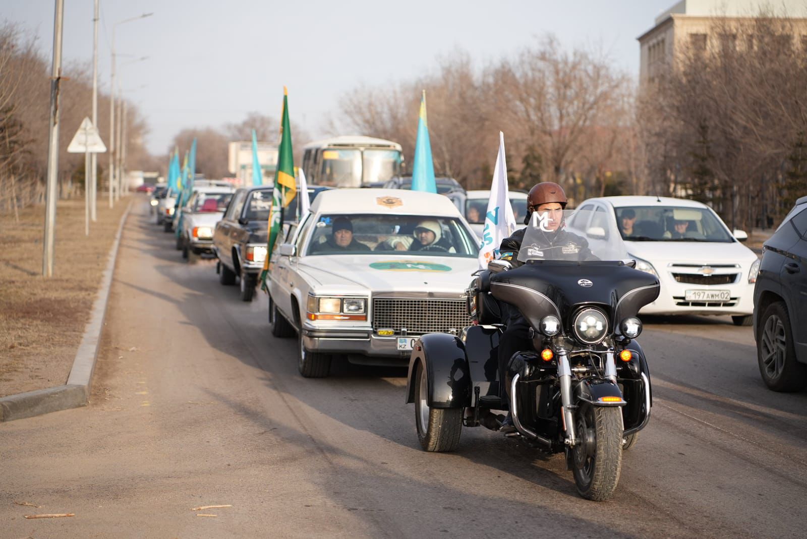 Ретрокөлігімен жетті