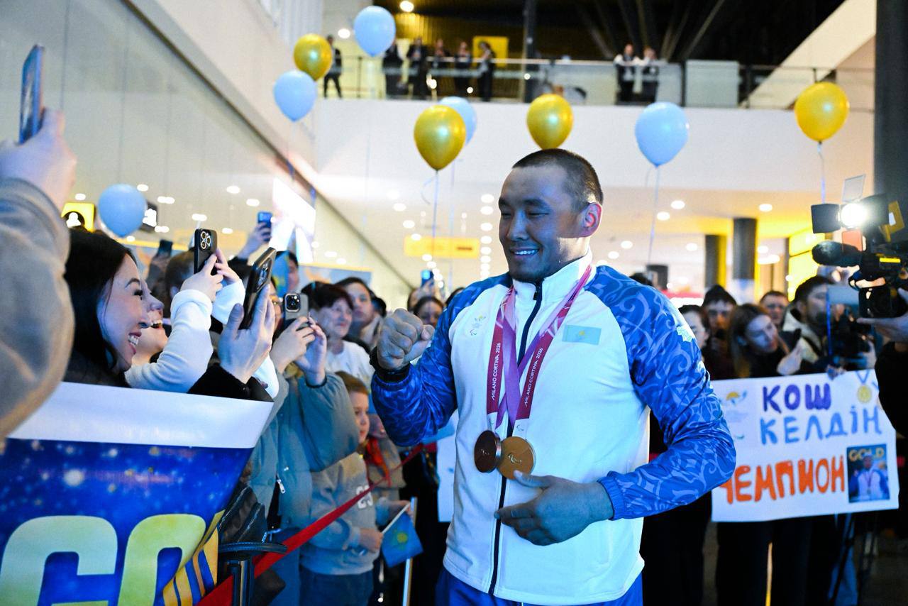 Жанкүйерлер Ербол Хамитовты әуежайда салтанатты түрде қарсы алды