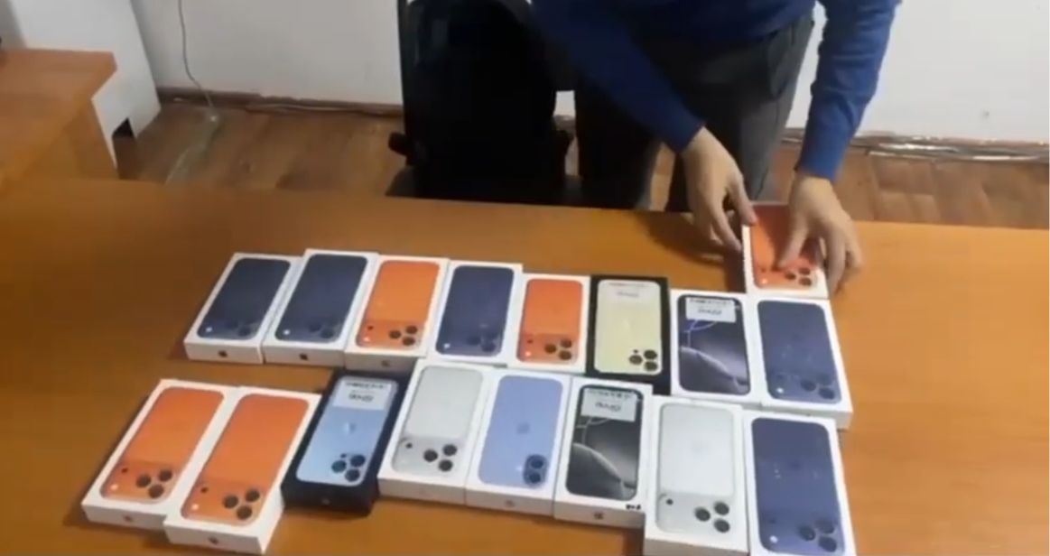 Ақтөбеде ұры дүкеннен 18 телефон ұрлап кеткен