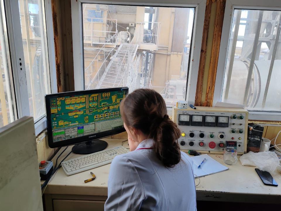 25 жыл жөндеу көрмейтін жол: Аягөздік оқушы пластик қалдықтардан эко-асфальт жасап шығарды