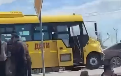 Орал маңында мектеп автобусы жол апатына түсіп, балалар зардап шекті