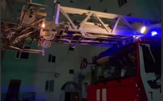 Сәтбаевта көпқабатты үйден өрт шықты: 4 бала құтқарылды