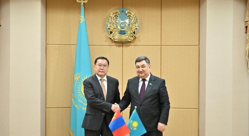 Сенатор Моңғол елшісімен кездесті