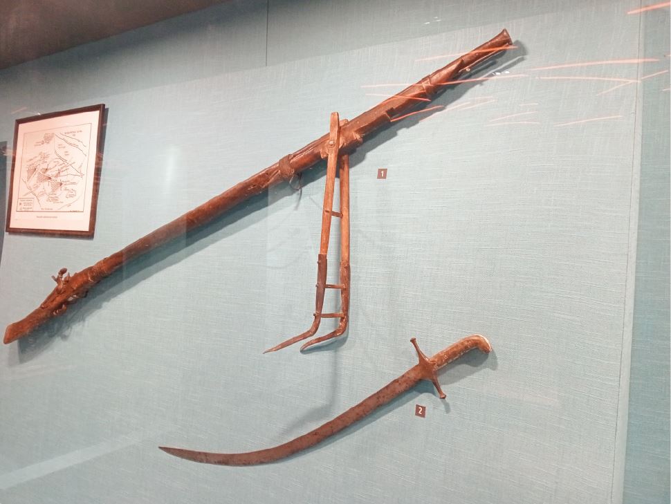 Шиті мылтық пен түйе зеңбірек