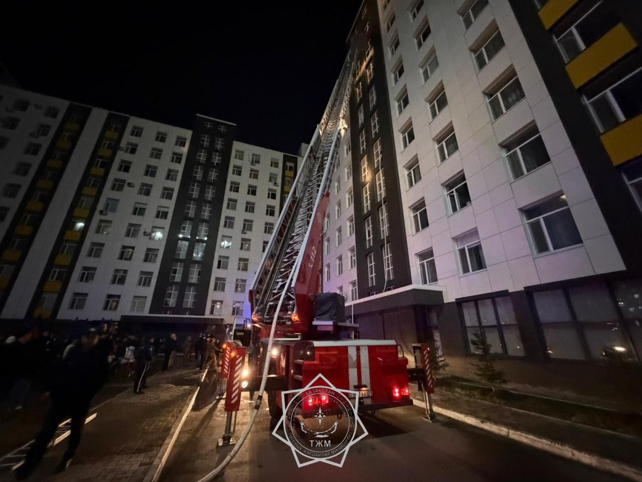 Астанада көпқабатты үйден өрт шықты: Балалар құтқарылды