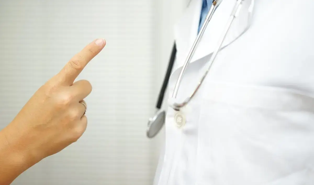 Екібастұзда медицина қызметкерлеріне күш көрсеткендер ұсталды