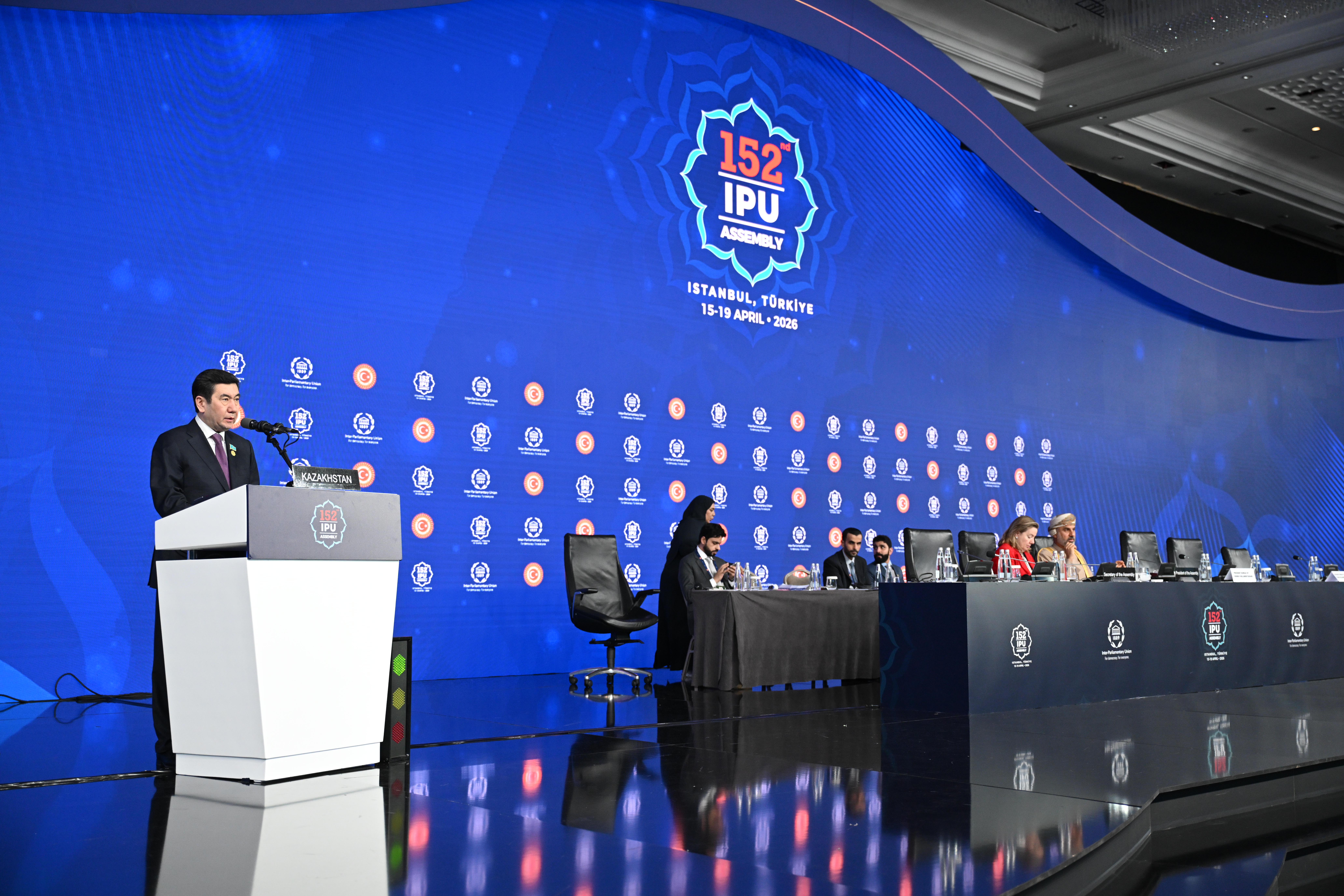 Ерлан Қошанов 155 елден келген әріптестеріне жаңа Конституция туралы айтып берді