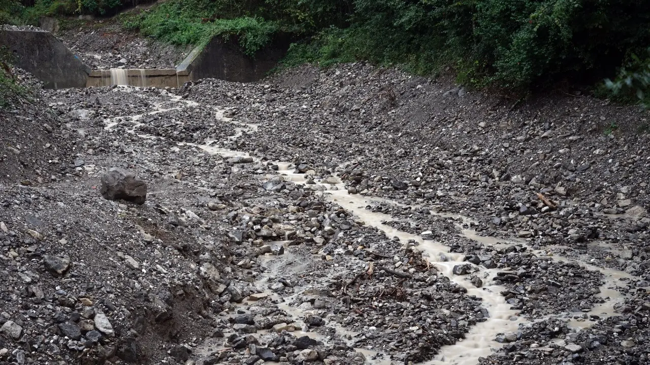 Алматыда лай көшкінінен ғимараттың шатыры зақымдалды