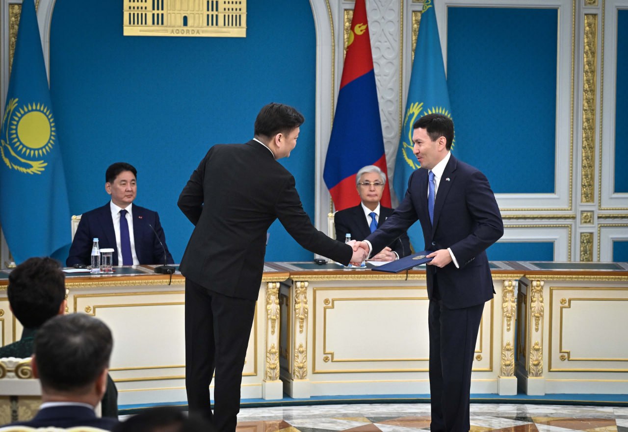 Қазақстан мен Моңғолия арасында 13 құжатқа қол қойылды