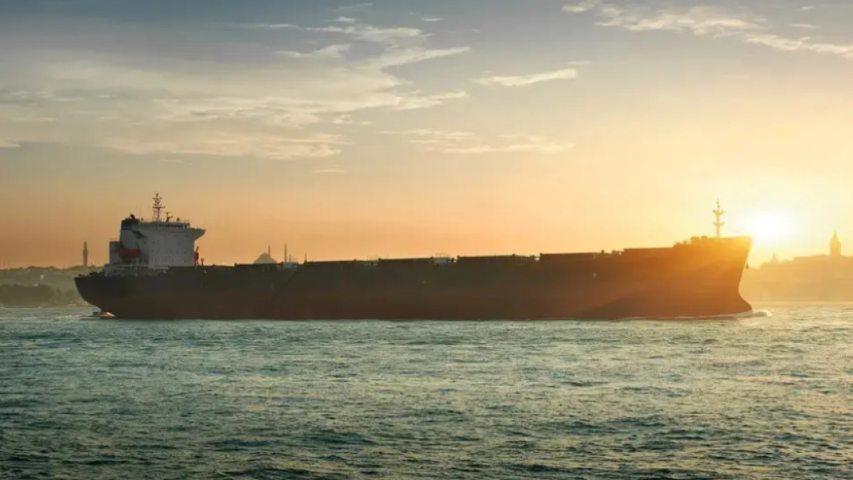 Иран Ормұз бұғазында екі кемені тәркіледі