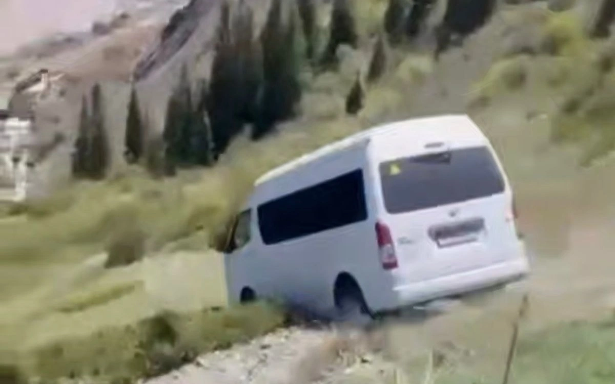 Алматы облысының тауларында туристік микроавтобус шатқалға құлап кетті