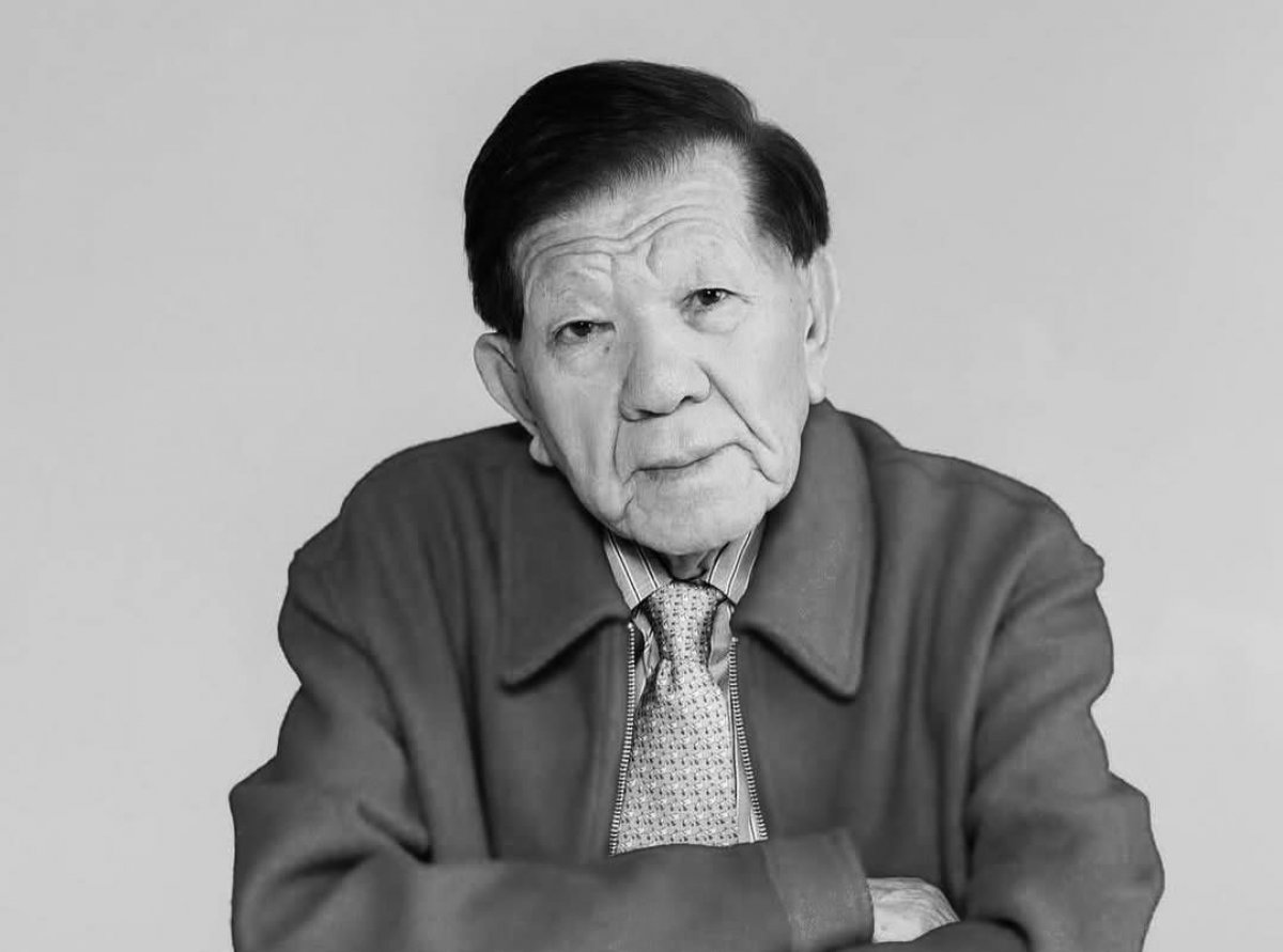 «Атын атауға болмайтын адам»: Заңгер Мұхтар Шахановтың атына тіл тигізген ер адамды сотқа бермек