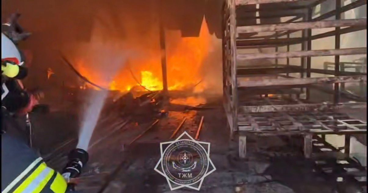 Шымкентте пластик бұйымдарын шығаратын цехтан өрт шықты