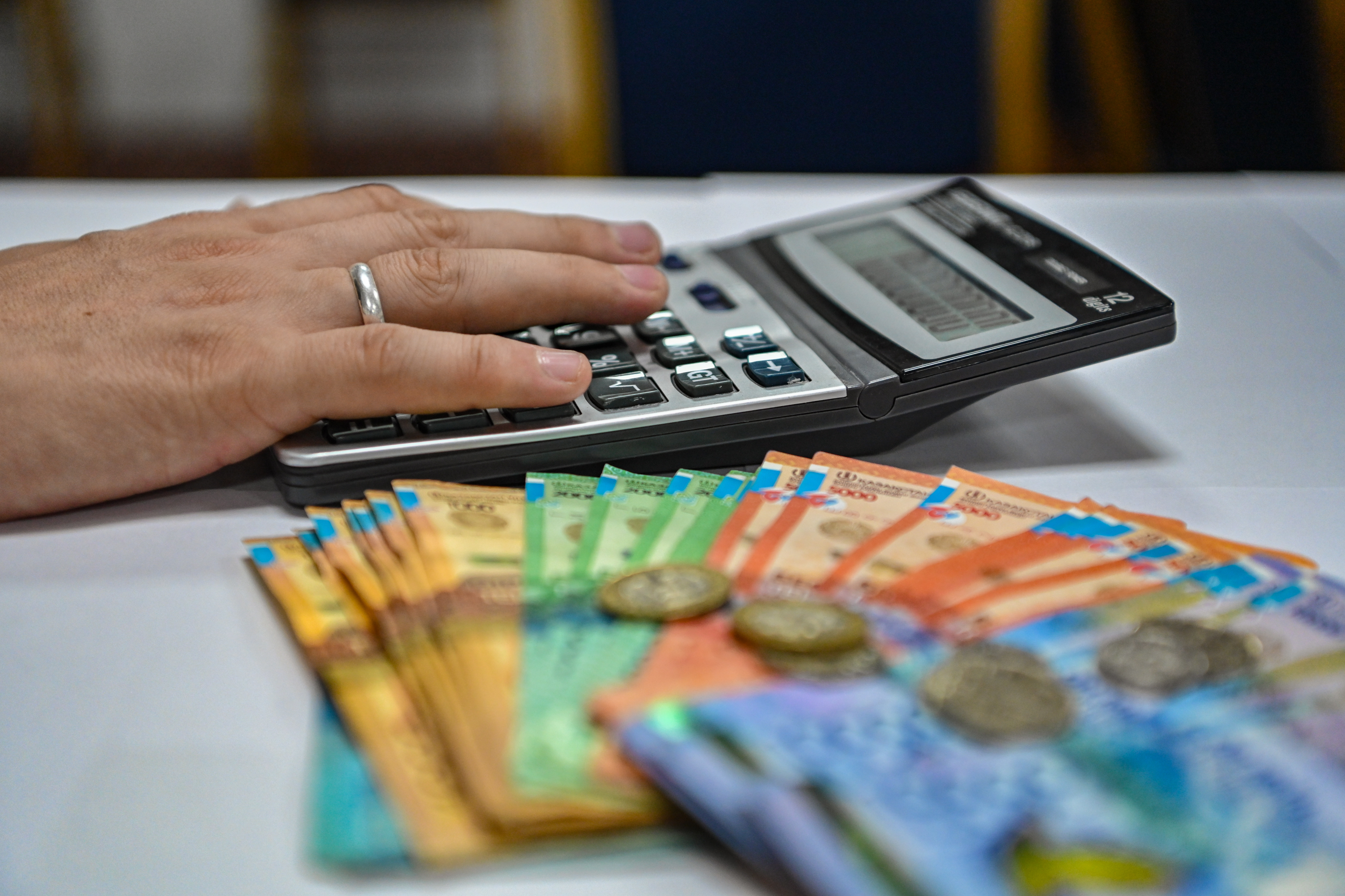 Мемлекеттік қызметкерлердің жалақысы өседі: Сенат заңды мақұлдады