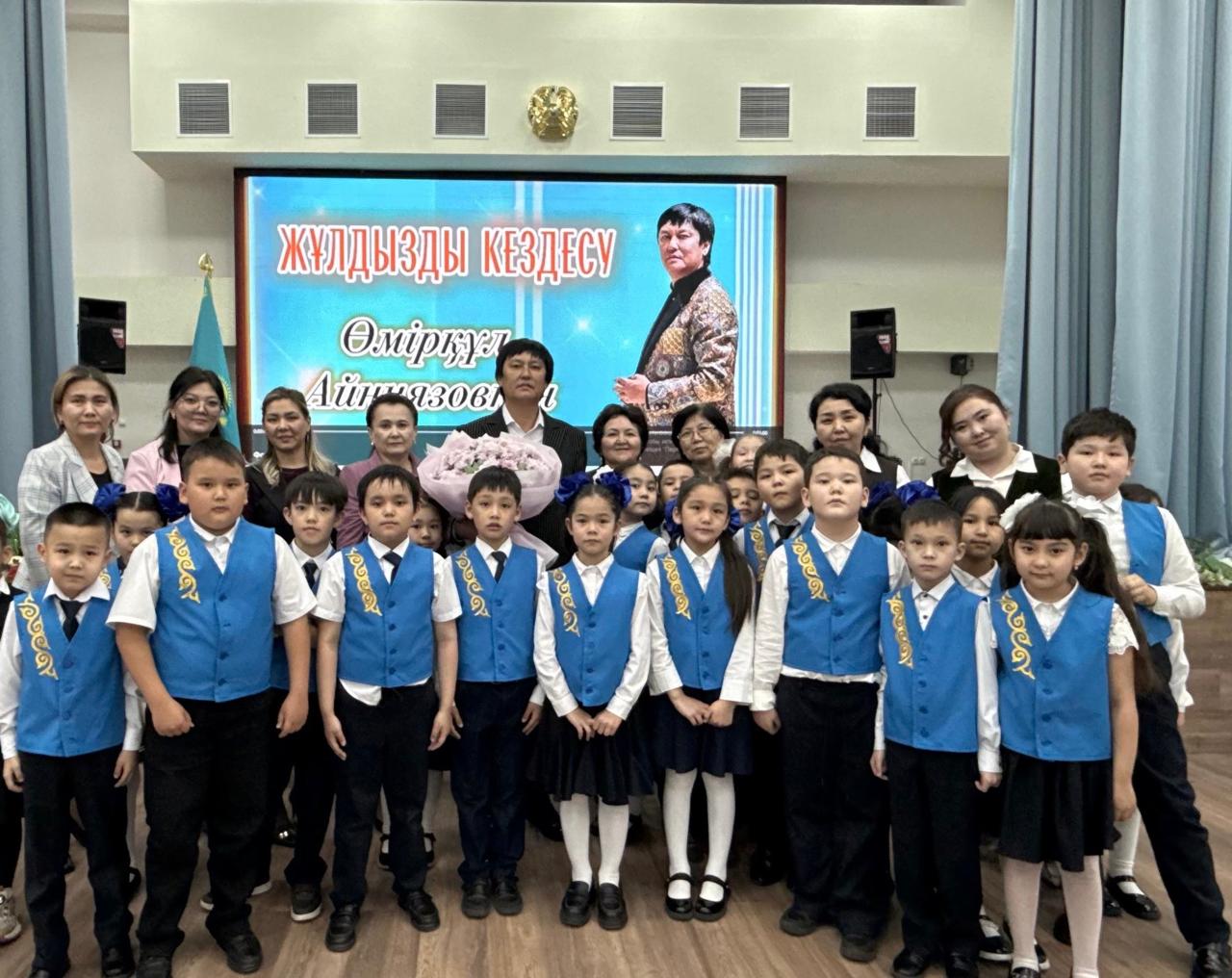 Алматыда мектеп оқушылары танымал әншімен бірге ән айтты