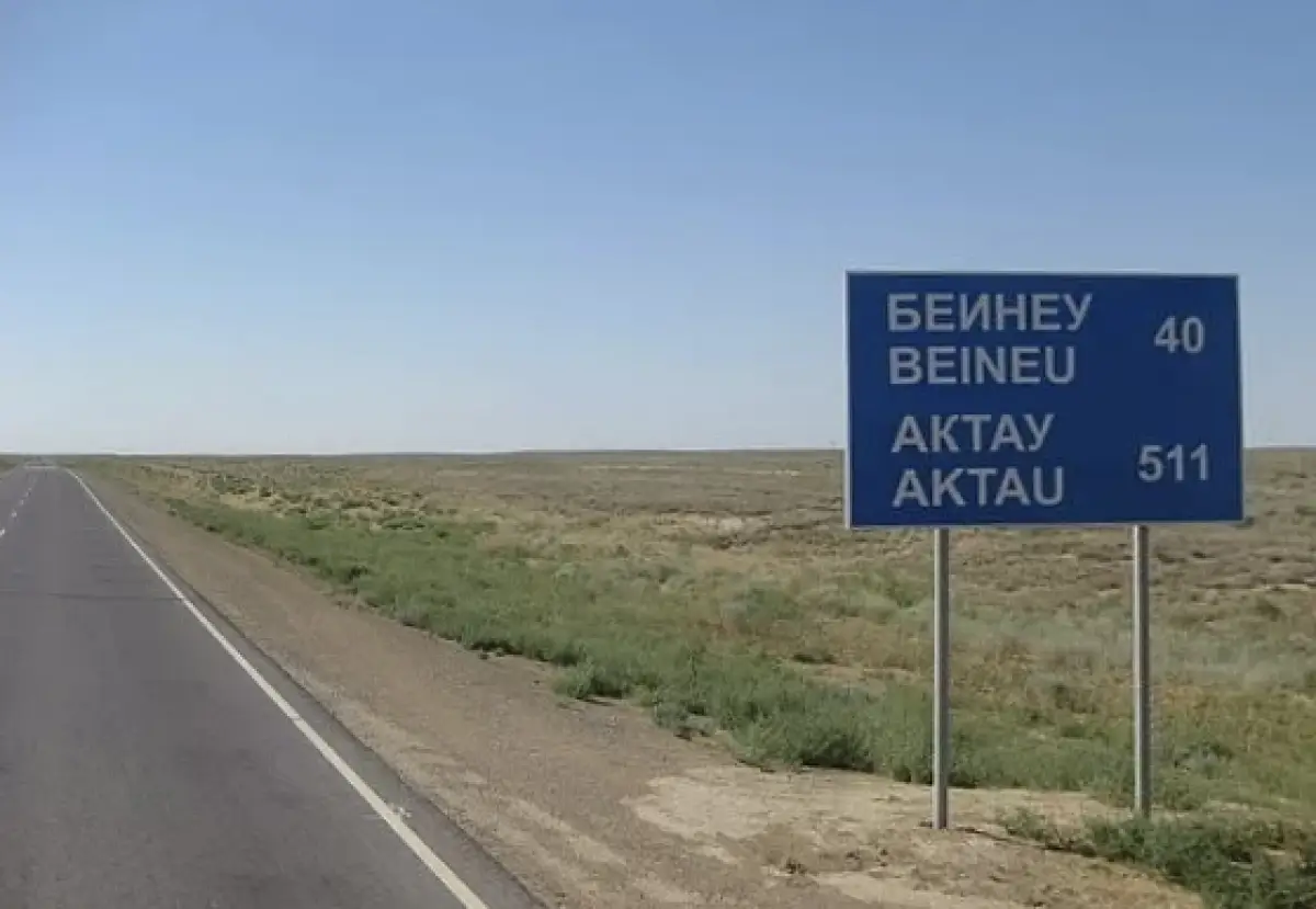 Ақтау маңында швейцариялық туристер мінген көлік аударылып қалды