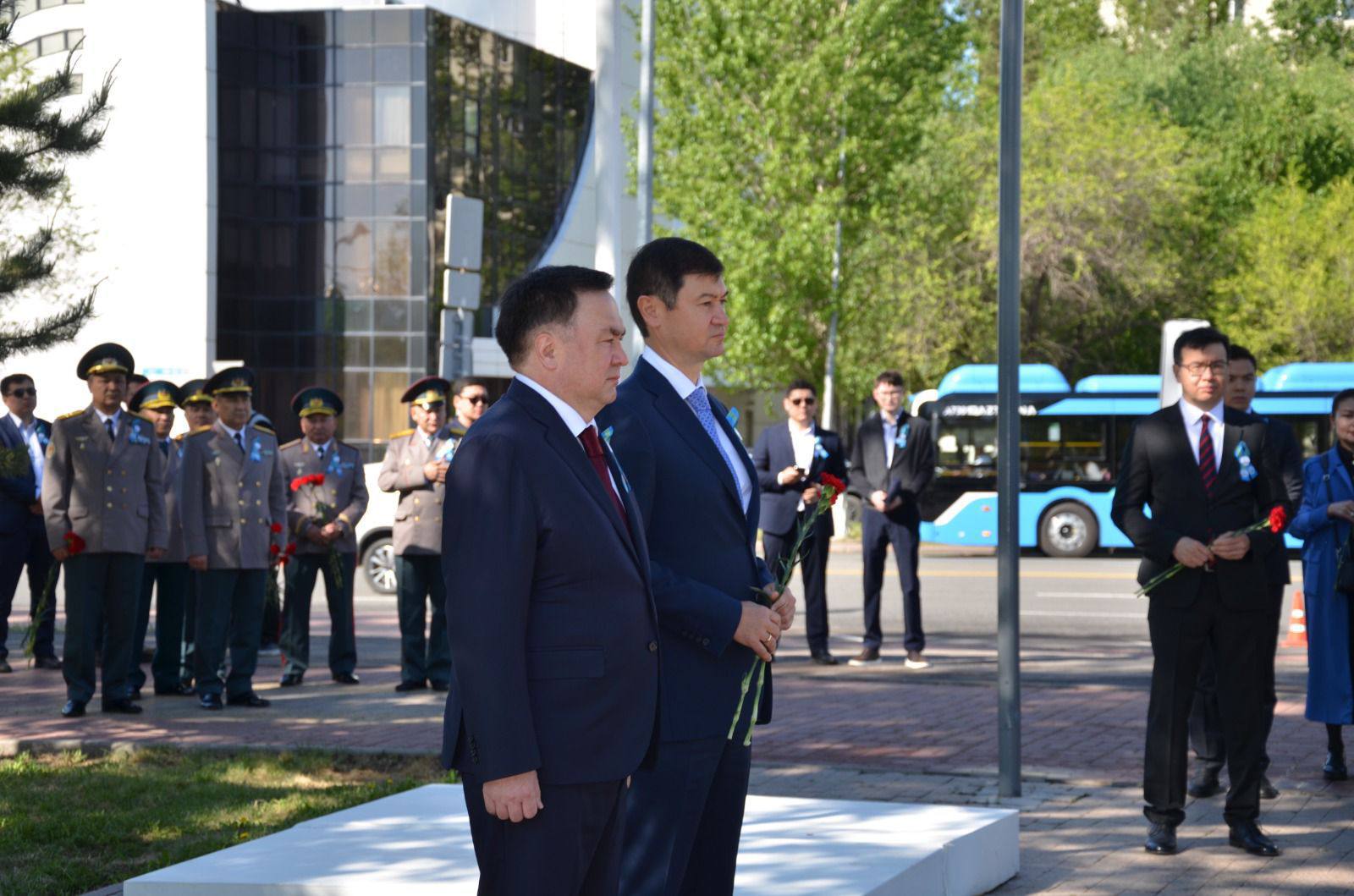 Жоғарғы Сот төрағасы Мәншүк Мәметованың ескерткішіне гүл шоқтарын қойды